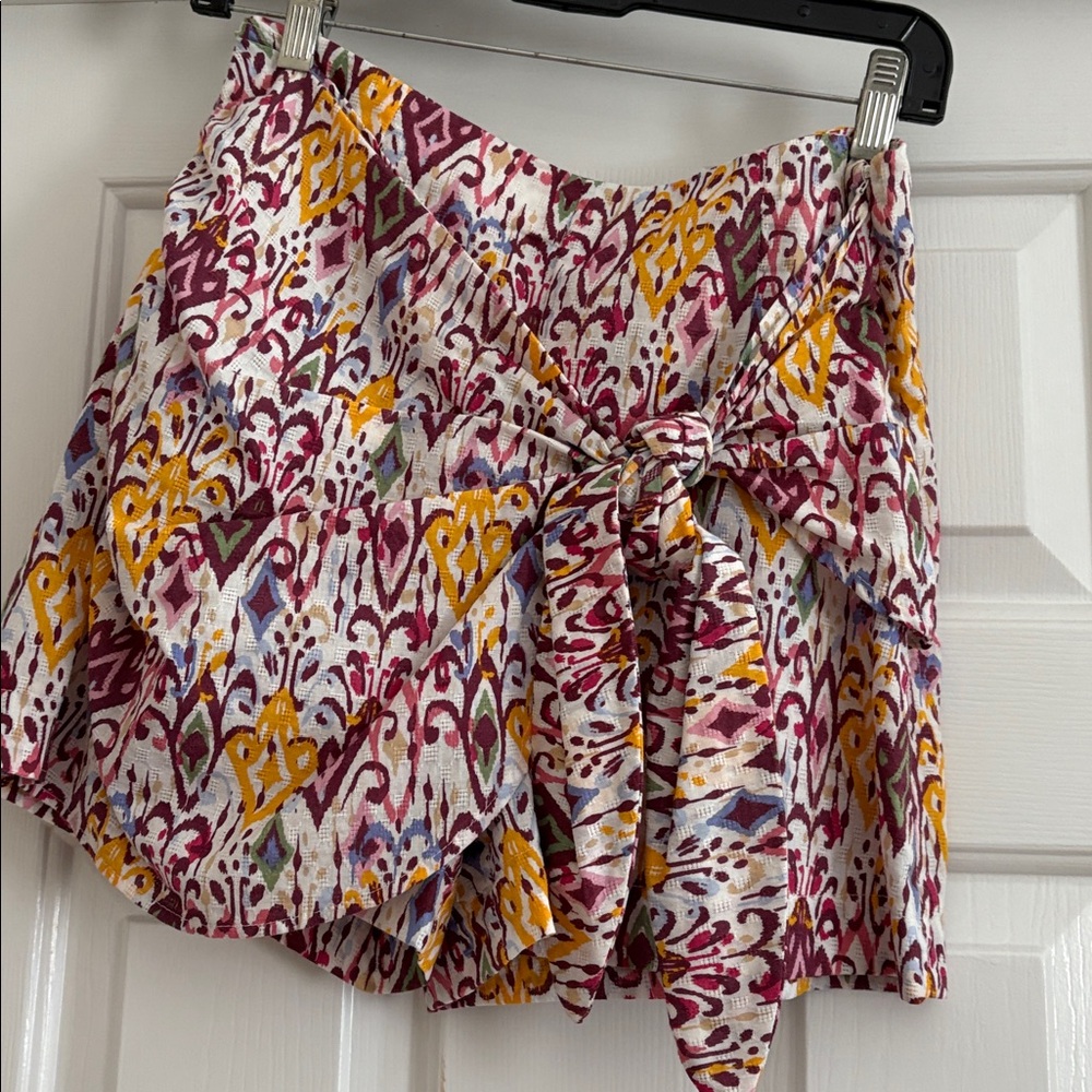 ZARA FRONT TIE SKORT-Size Medium. Side zipper.